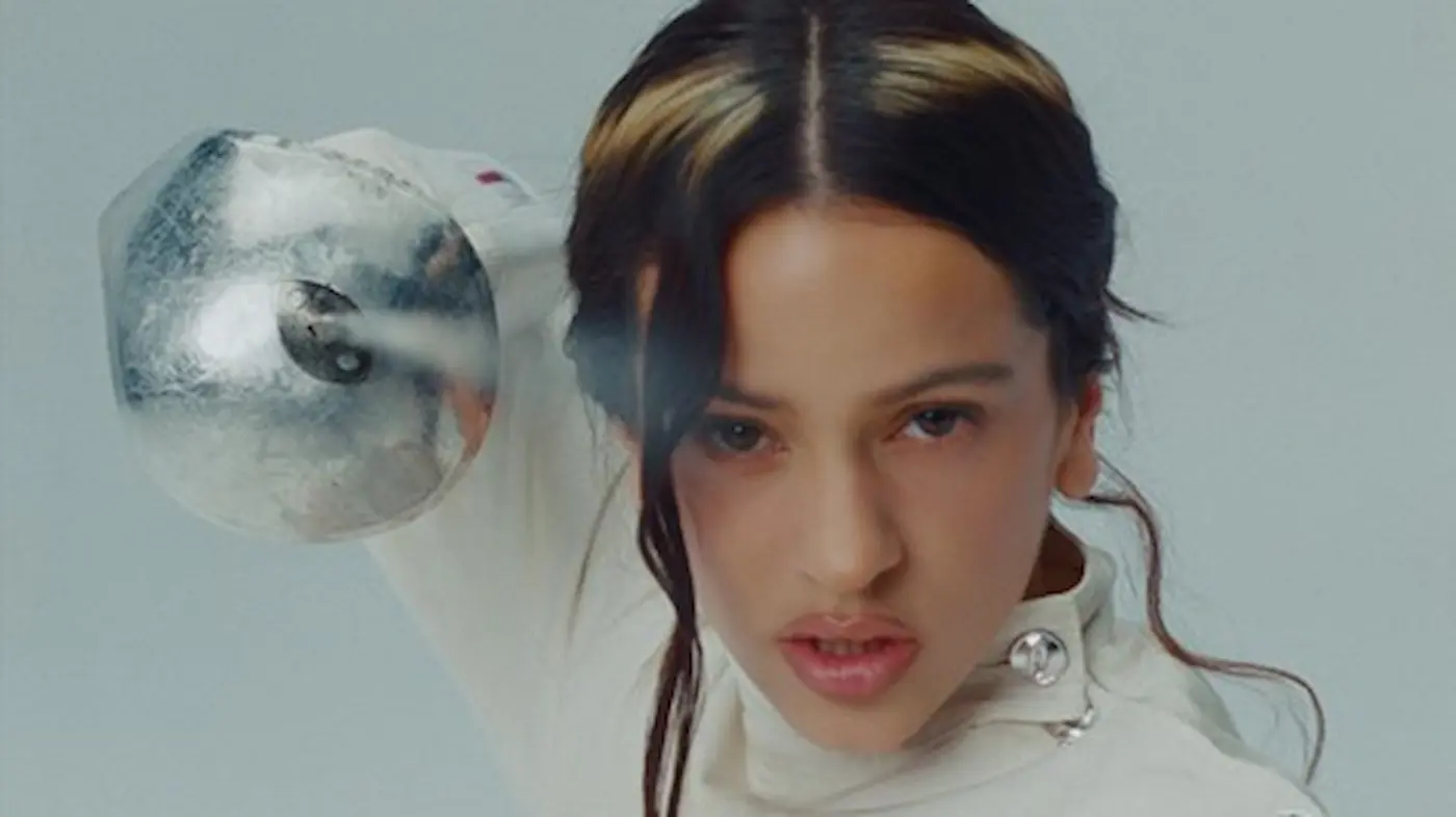 Cantora, compositora e produtora vencedora do GRAMMY, ROSALÍA lança clipe de "La Perla"