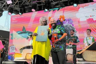 No dia do seu aniversário, Conceição Evaristo recebe figurino que usará no Carnaval 2026