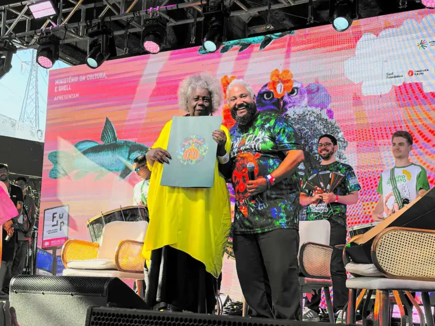 No dia do seu aniversário, Conceição Evaristo recebe figurino que usará no Carnaval 2026