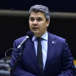 CCJ: Relator Diego Garcia sugere manter mandato de Carla Zambelli após condenação pelo STF