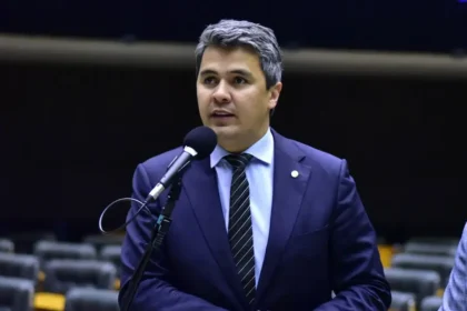 CCJ: Relator Diego Garcia sugere manter mandato de Carla Zambelli após condenação pelo STF