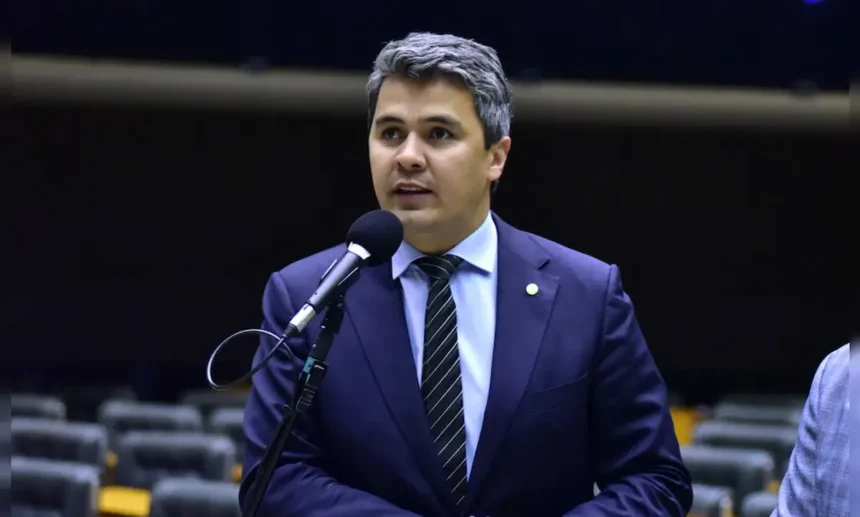 CCJ: Relator Diego Garcia sugere manter mandato de Carla Zambelli após condenação pelo STF