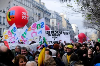 França terá greve nacional em 2 de dezembro, convocada por CGT e outros sindicatos. Transportes, educação e hospitais serão afetados em protesto por aumento de salários e recursos públicos.