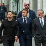 Zelenskyy busca apoio europeu em Paris e discute sanções e garantias de segurança com Macron, enquanto o enviado de Donald Trump se prepara para encontrar Vladimir Putin em Moscou