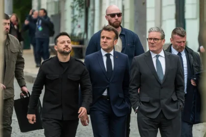 Zelenskyy busca apoio europeu em Paris e discute sanções e garantias de segurança com Macron, enquanto o enviado de Donald Trump se prepara para encontrar Vladimir Putin em Moscou