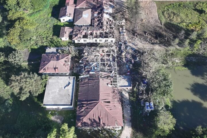 Junta militar de Myanmar confirma ataque aéreo a hospital em Mrauk-U, que matou mais de 30 pessoas, e alega uso da unidade por grupos armados.