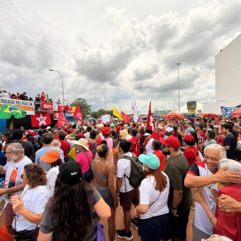Manifestação contra o PL da Dosimetria reúne críticas ao Congresso e ao presidente da Câmara, Hugo Motta, neste domingo em Brasília.