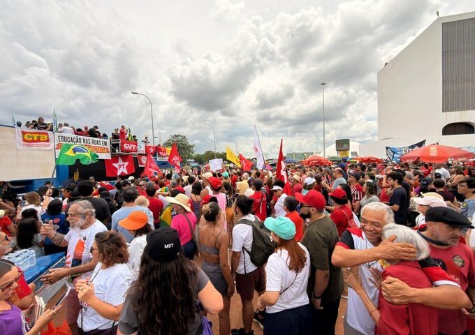 Manifestação contra o PL da Dosimetria reúne críticas ao Congresso e ao presidente da Câmara, Hugo Motta, neste domingo em Brasília.