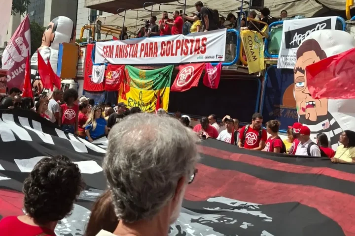 Manifestantes ocupam a Avenida Paulista contra o Congresso e o PL da Dosimetria, que reduz penas de condenados pelos atos de 8 de Janeiro.