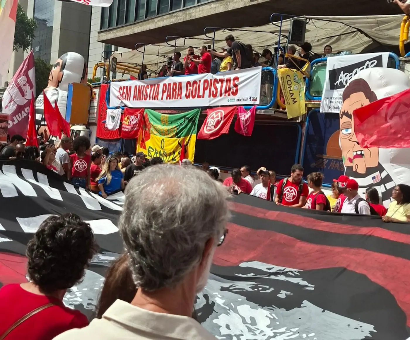 Manifestantes ocupam a Avenida Paulista contra o Congresso e o PL da Dosimetria, que reduz penas de condenados pelos atos de 8 de Janeiro.