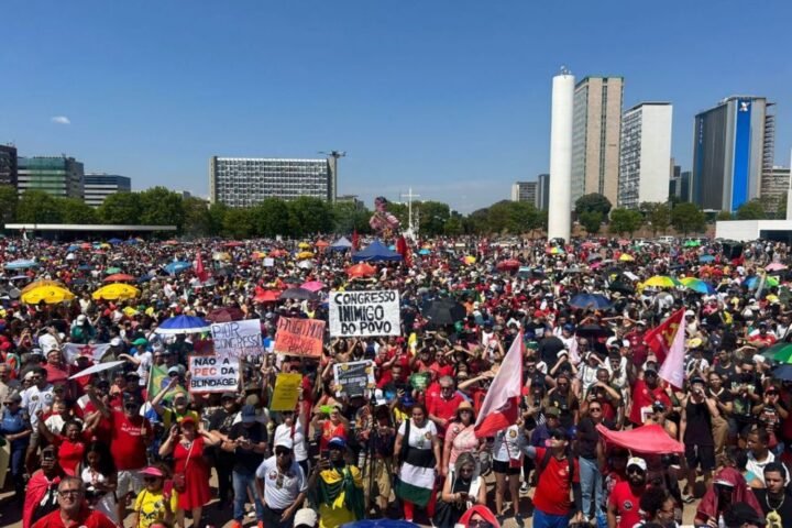 Cartazes e bandeiras nas ruas do país denunciam tentativa de anistia a golpistas do 8 de janeiro | Crédito: Luiza Melo/Brasil de Fato DF Facebook