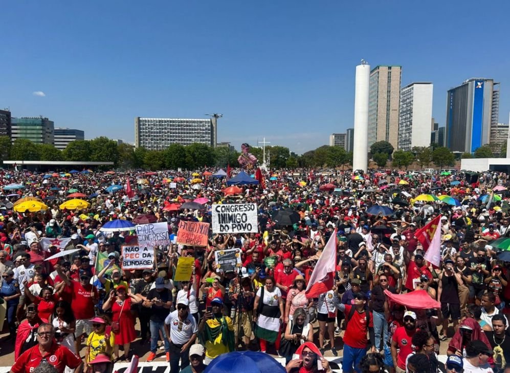 Cartazes e bandeiras nas ruas do país denunciam tentativa de anistia a golpistas do 8 de janeiro | Crédito: Luiza Melo/Brasil de Fato DF Facebook
