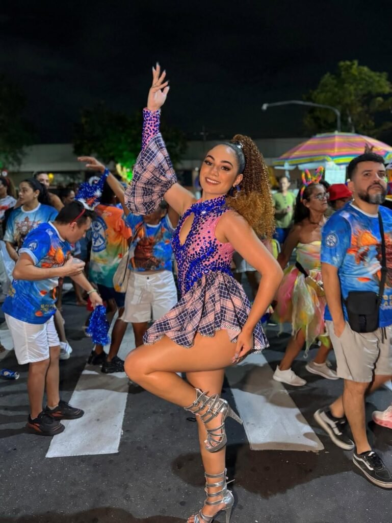 Musa da Acadêmicos de Niterói, Karinne Rodrigues vive final de semana intenso com a escola no Rio e em São Paulo
