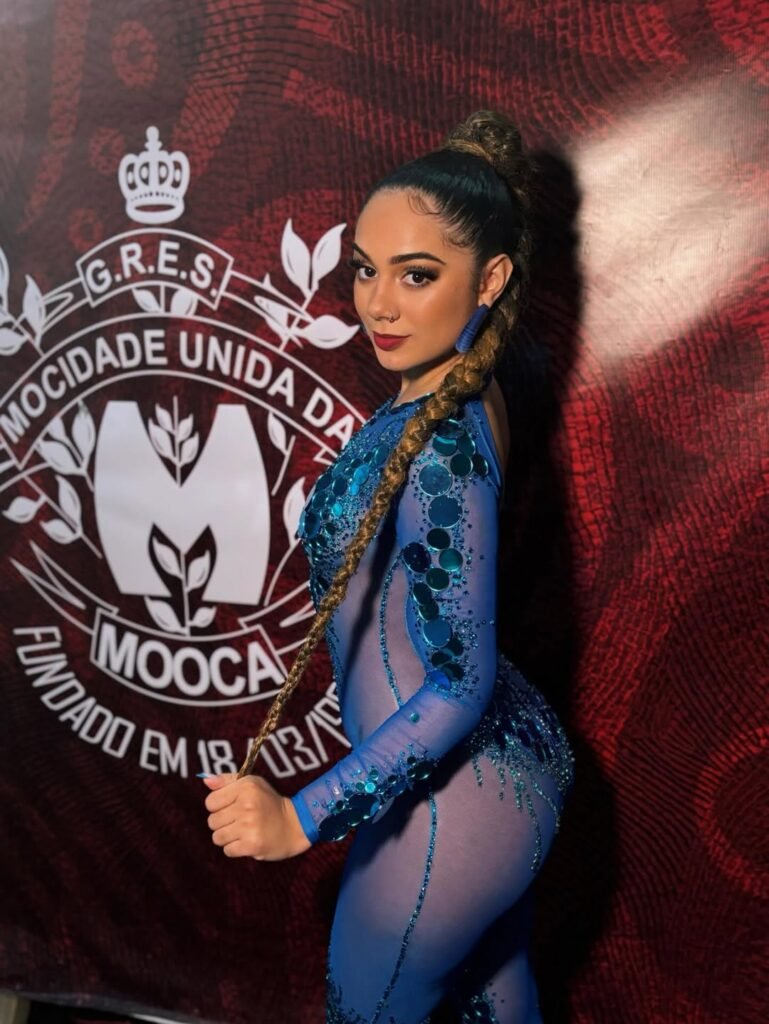 Musa da Acadêmicos de Niterói, Karinne Rodrigues vive final de semana intenso com a escola no Rio e em São Paulo
