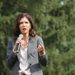 Kristi Noem pede banimento de viagens de "países invasores" após afegão matar guarda nacional. Trump promete deportações e suspensão de 19 nações.