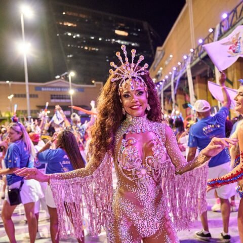 Musa Nathalia Brito reforça sintonia com a União da Ilha em evento de samba