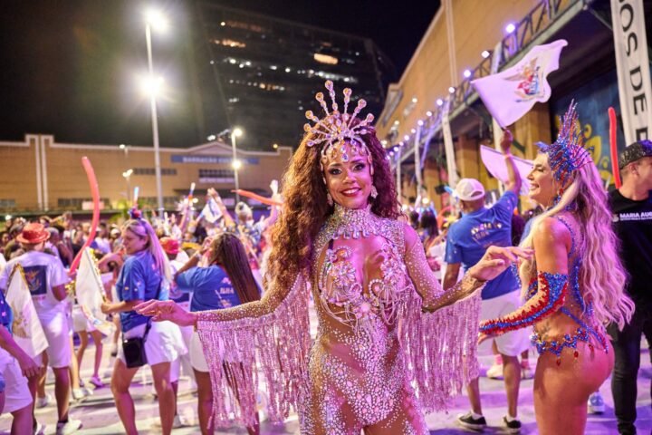 Musa Nathalia Brito reforça sintonia com a União da Ilha em evento de samba