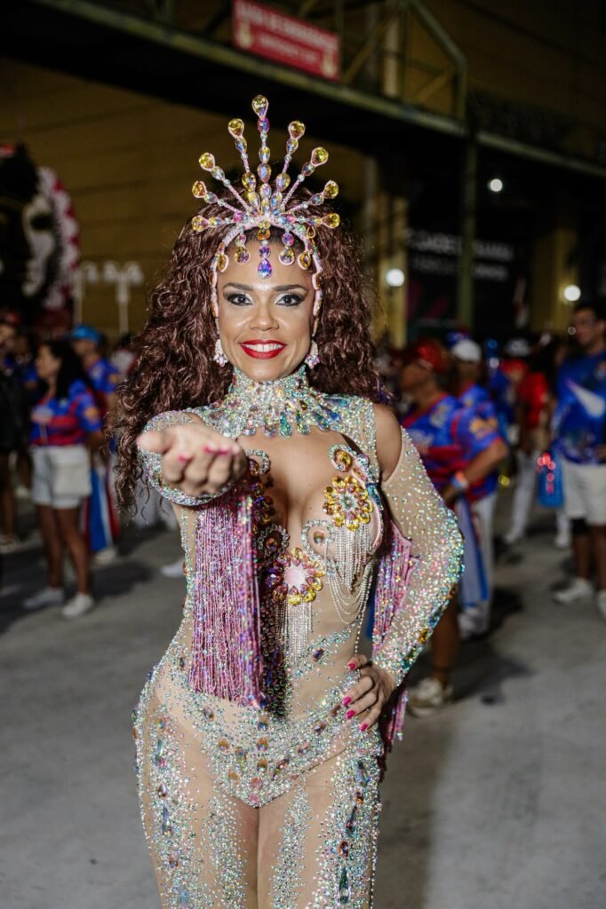 Musa Nathalia Brito reforça sintonia com a União da Ilha em evento de samba