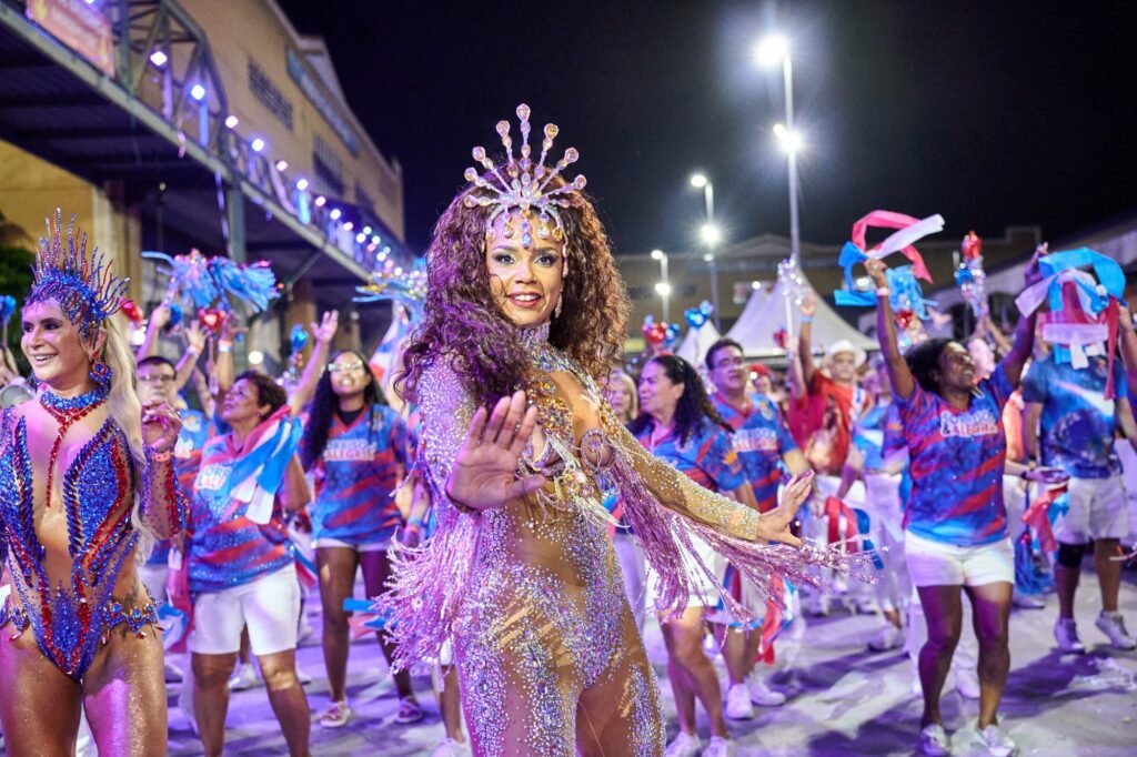 Musa Nathalia Brito reforça sintonia com a União da Ilha em evento de samba
