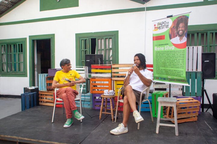 René Silva fala de sua trajetória aos alunos do projeto No Palco da Vida