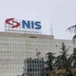 O governo sérvio tenta evitar colapso no abastecimento enquanto a disputa geopolítica permanece aberta.