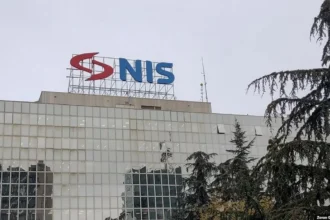 O governo sérvio tenta evitar colapso no abastecimento enquanto a disputa geopolítica permanece aberta.