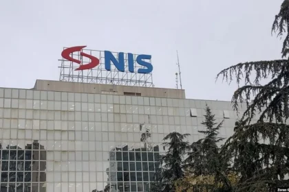 O governo sérvio tenta evitar colapso no abastecimento enquanto a disputa geopolítica permanece aberta.