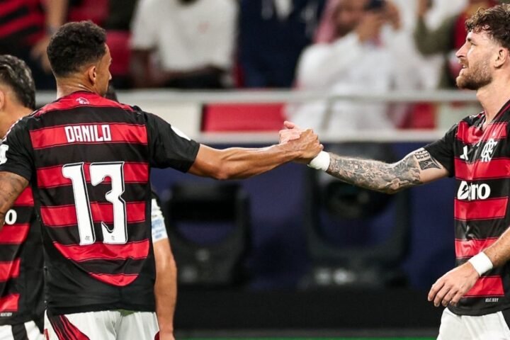 Danilo e Léo Pereira foram os autores dos gols do Flamengo. Foto: Gilvan de Souza (Divulgação / Flamengo).