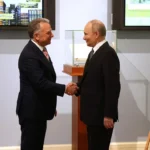 Enviado de Trump, Witkoff se reúne com Putin após pressionar Kiev por paz sem OTAN. Rússia exige territórios; UE marginalizada em meio a avanços russos.