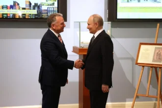 Enviado de Trump, Witkoff se reúne com Putin após pressionar Kiev por paz sem OTAN. Rússia exige territórios; UE marginalizada em meio a avanços russos.