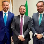 Rodrigo Amorim (União); com o presidente da Assembleia, Rodrigo Bacellar (União); e o governador Cláudio Castro (PL): ungido pelos dois, o moço é só poder na Alerj - Foto: Divulgação