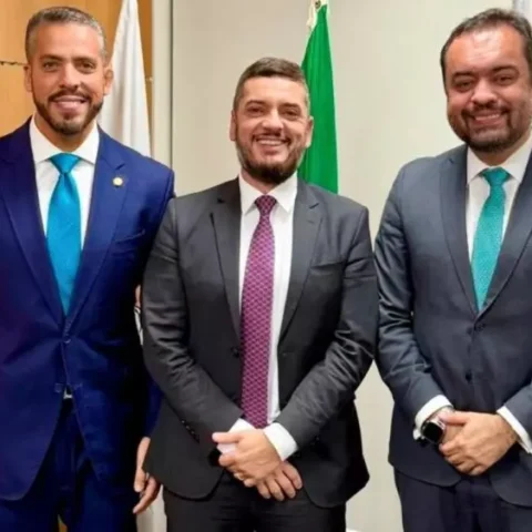 Rodrigo Amorim (União); com o presidente da Assembleia, Rodrigo Bacellar (União); e o governador Cláudio Castro (PL): ungido pelos dois, o moço é só poder na Alerj - Foto: Divulgação