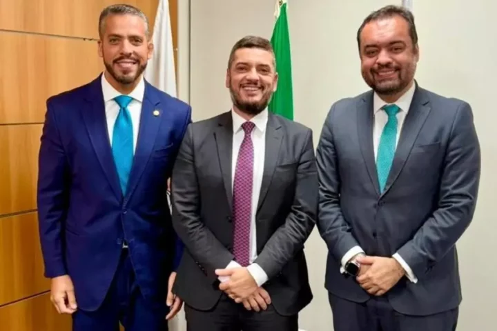 Rodrigo Amorim (União); com o presidente da Assembleia, Rodrigo Bacellar (União); e o governador Cláudio Castro (PL): ungido pelos dois, o moço é só poder na Alerj - Foto: Divulgação