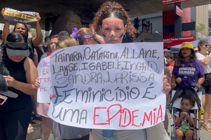 Vítimas de feminicídio foram lembradas durante a manifestação | Crédito: Geisa Marques / Brasil de Fato