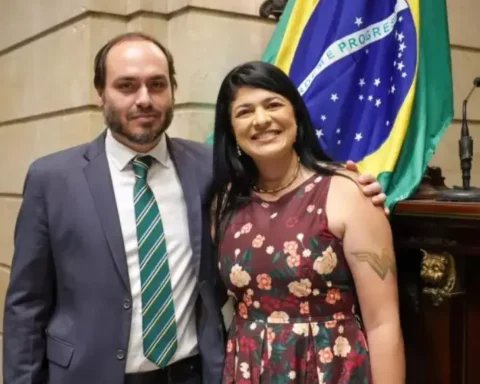 Carlos Bolsonaro e sua suplente Alana Passos. Foto: Divulgação