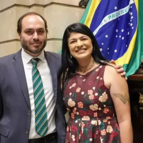 Carlos Bolsonaro e sua suplente Alana Passos. Foto: Divulgação
