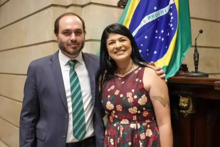Carlos Bolsonaro e sua suplente Alana Passos. Foto: Divulgação