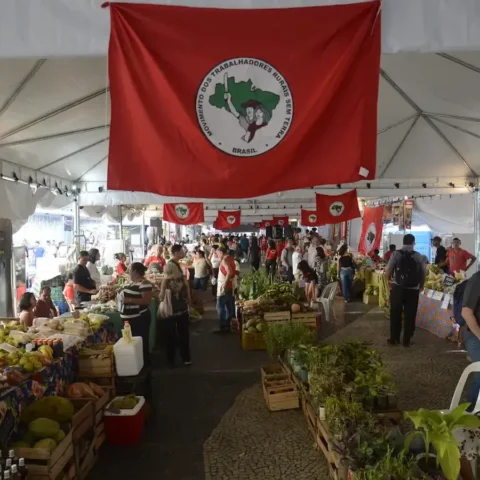 Feira do MST leva 45 toneladas de alimentos ao Largo da Carioca e presta homenagem a Eunice Paiva