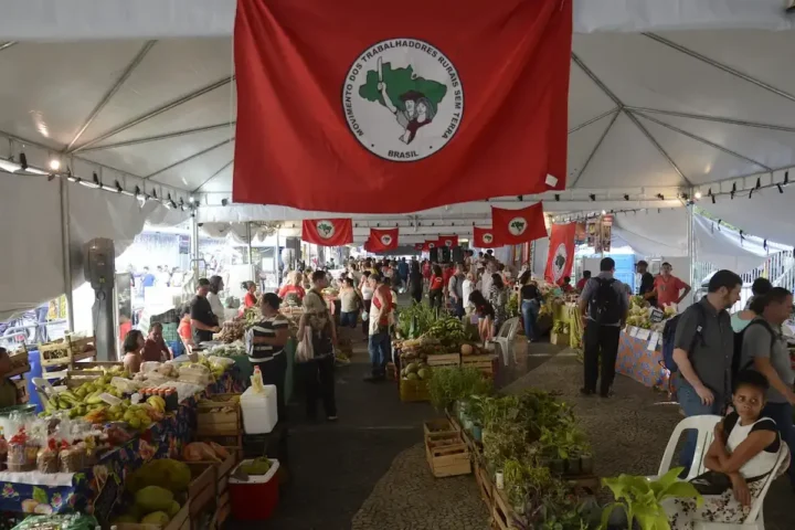 Feira do MST leva 45 toneladas de alimentos ao Largo da Carioca e presta homenagem a Eunice Paiva