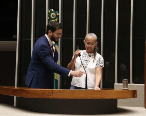 Deputados e a Rede Sustentabilidade acionam STF contra PLC 128/2025, que revalida R$ 2,97 bilhões em emendas canceladas e ameaça retomar o orçamento secreto.