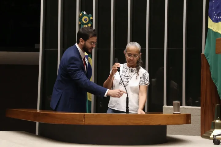 Deputados e a Rede Sustentabilidade acionam STF contra PLC 128/2025, que revalida R$ 2,97 bilhões em emendas canceladas e ameaça retomar o orçamento secreto.