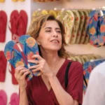 Fernanda Torres durante gravação da campanha da Havaianas