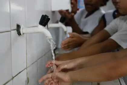 Lula sanciona lei que exige água potável em escolas, altera LDB e permite uso de recursos do PDDE para infraestrutura hídrica.