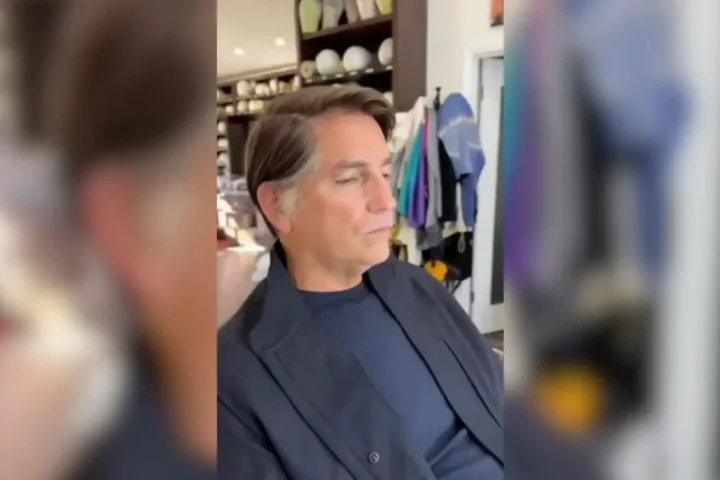 Produção do filme “Dark Horse”, sobre Jair Bolsonaro, enfrenta denúncias de agressões, comida estragada, atrasos de pagamento e violação de leis trabalhistas. Sated-SP abre dossiê e cobra fiscalização do Ministério do Trabalho.