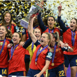 A seleção feminina espanhola venceu a Alemanha por 3 a 0 no Metropolitano, com dois gols de Claudia Pina e um de Vicky López, garantindo o bicampeonato da Liga das Nações em um jogo com recorde de público.