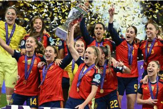 A seleção feminina espanhola venceu a Alemanha por 3 a 0 no Metropolitano, com dois gols de Claudia Pina e um de Vicky López, garantindo o bicampeonato da Liga das Nações em um jogo com recorde de público.