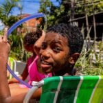 Banho de mangueira no Bela Verão 2025 no Galpão Bela Maré. Fotografia: Thaís Valêncio (Observatório de Favelas)