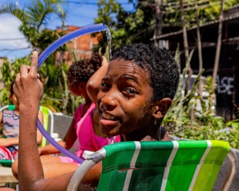 Banho de mangueira no Bela Verão 2025 no Galpão Bela Maré. Fotografia: Thaís Valêncio (Observatório de Favelas)