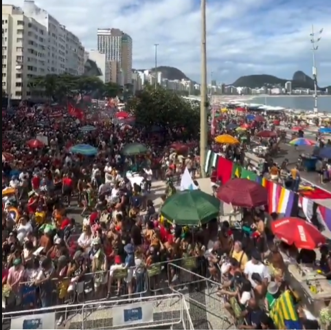 Milhares ocupam Copacabana contra anistia a golpistas e o PL da Dosimetria. Ato em defesa da democracia contou com Camila Pitanga.