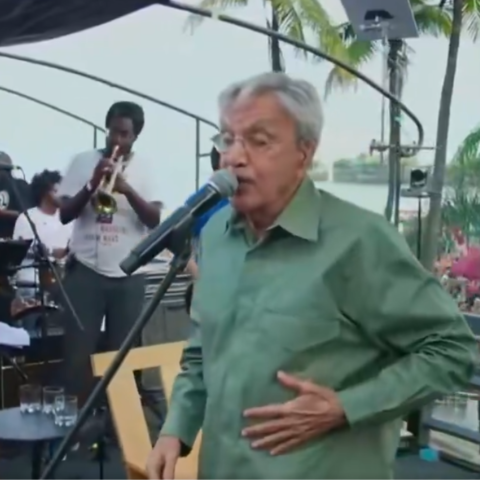 Caetano Veloso canta “Podres Poderes” para multidão em Copacabana em ato histórico contra a anistia e o Congresso da impunidade.